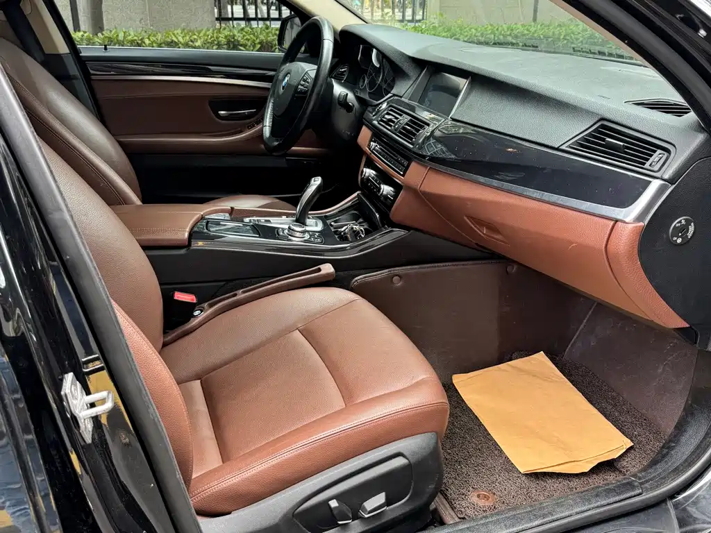 BMW 5 Series — миниатюра 10