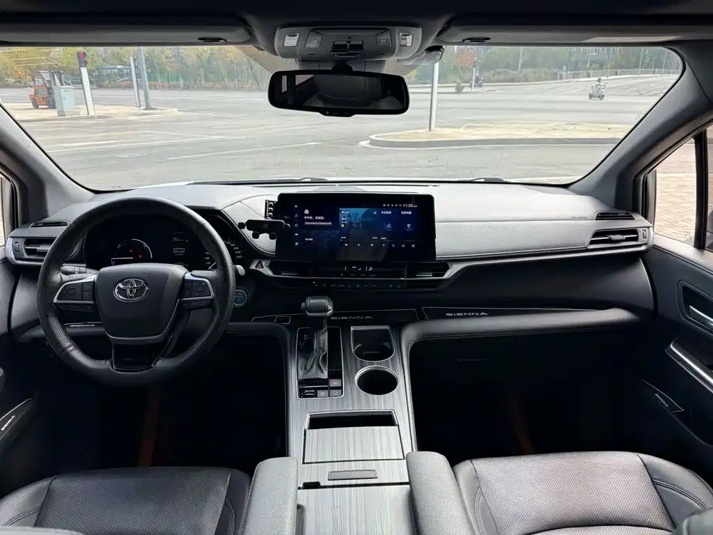 Toyota Sienna — миниатюра 6