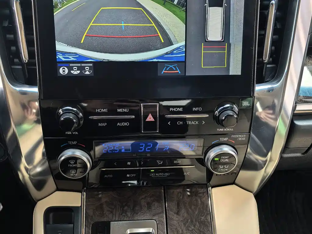 Toyota Alphard — миниатюра 31
