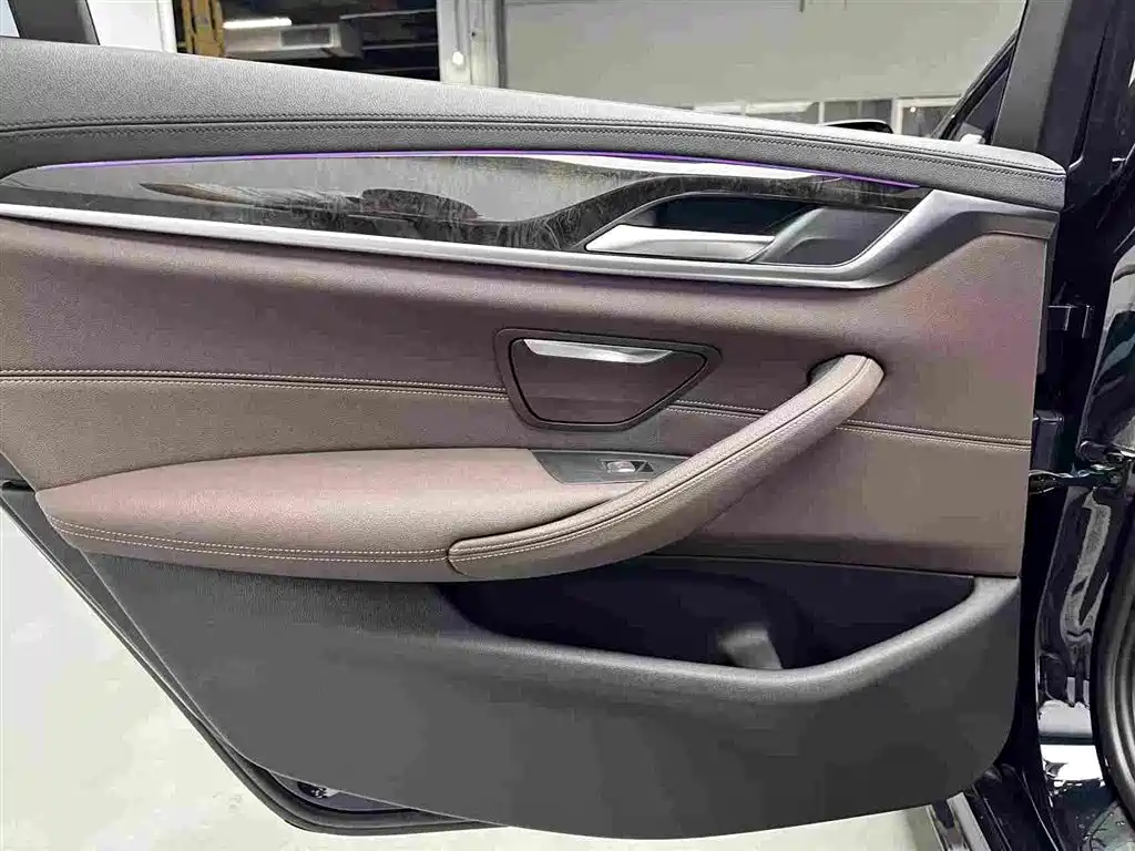 BMW 5 Series — миниатюра 17