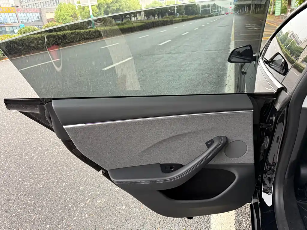Tesla Model 3 — миниатюра 12
