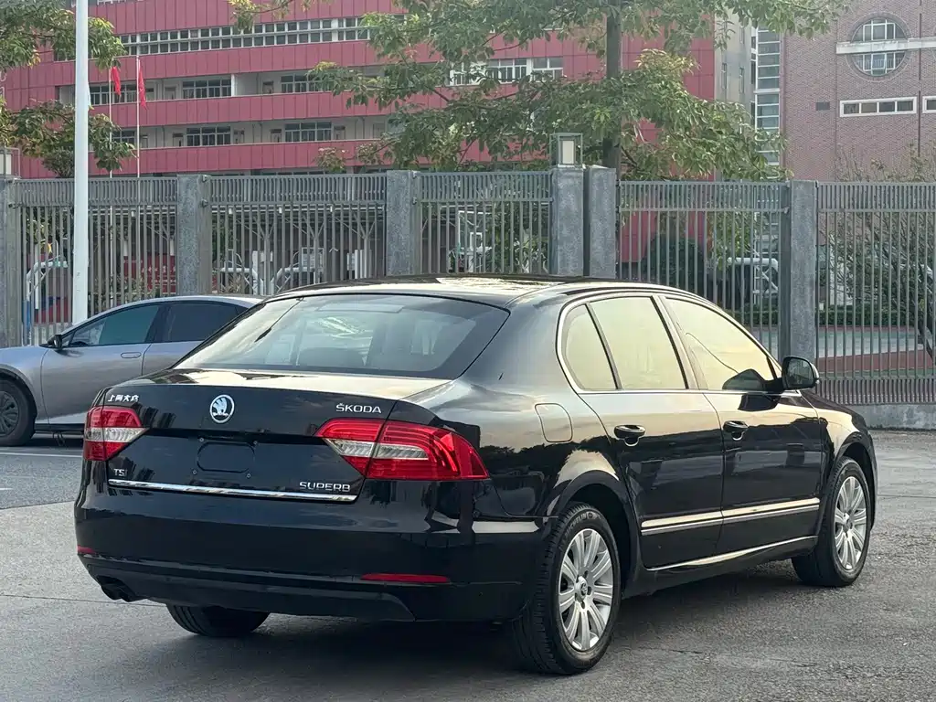 Skoda Superb — миниатюра 5