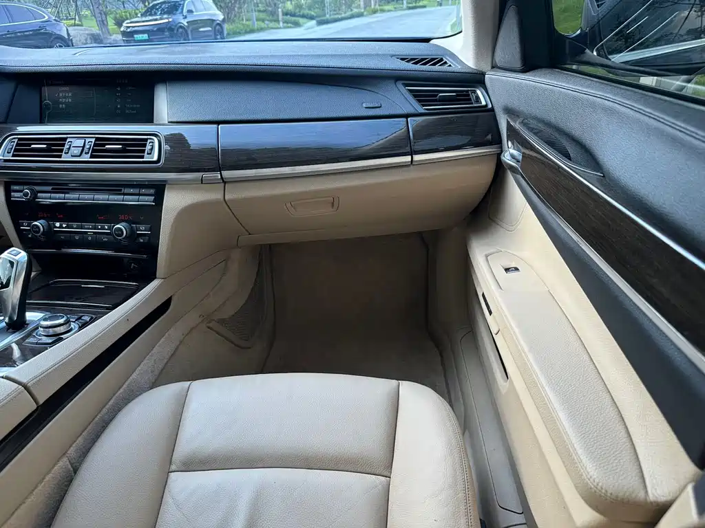 BMW 7 Series — миниатюра 8