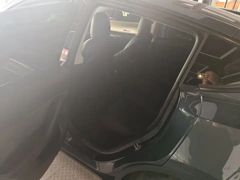 Tesla Model Y — миниатюра 6