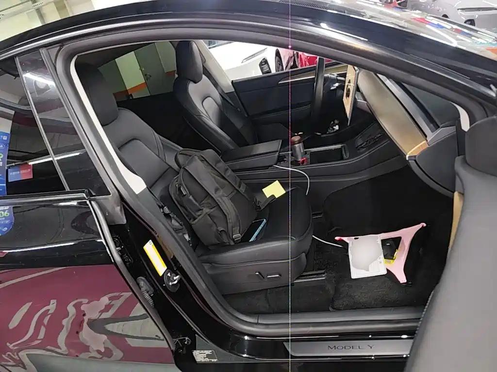 Tesla Model Y — миниатюра 25
