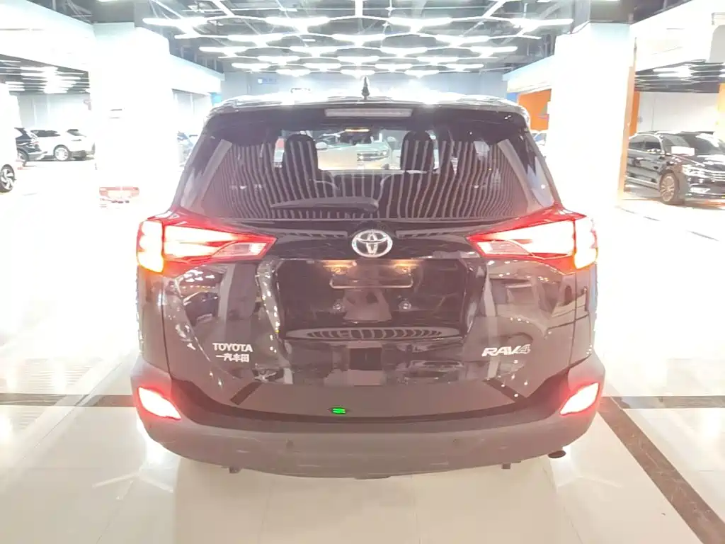 Toyota RAV4 — миниатюра 6