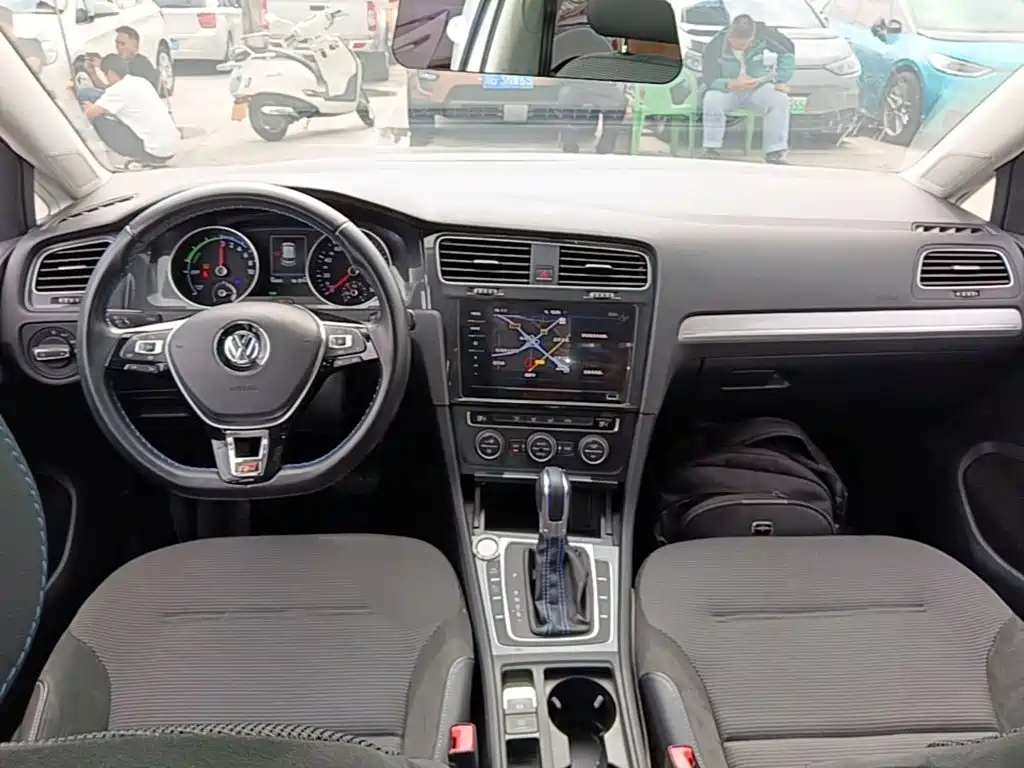 Volkswagen Golf EV — миниатюра 10