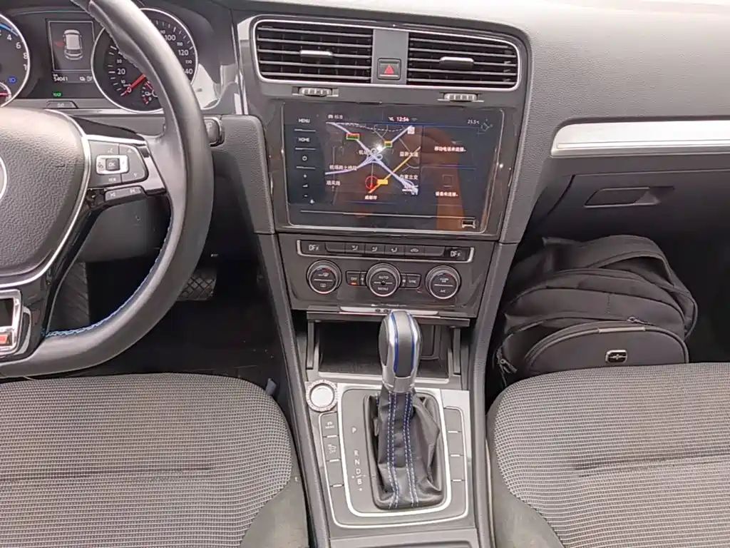 Volkswagen Golf EV — миниатюра 13