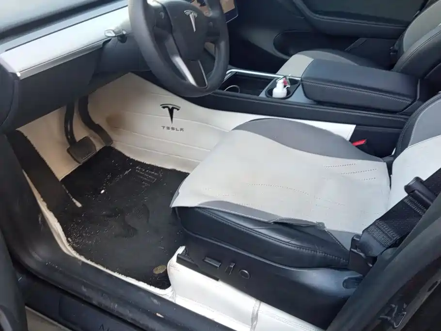 Tesla Model Y — миниатюра 9