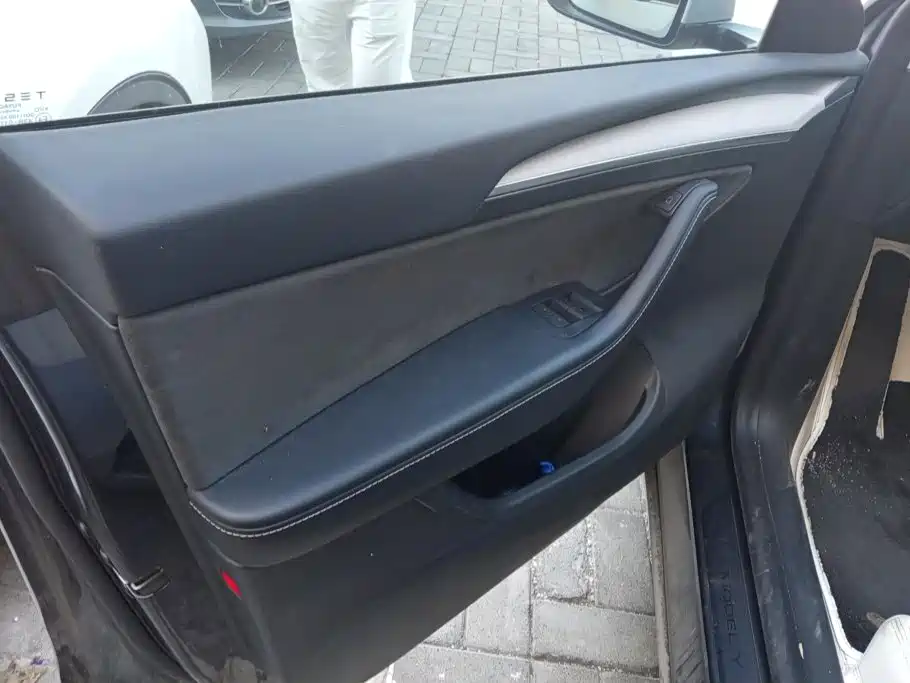 Tesla Model Y — миниатюра 7