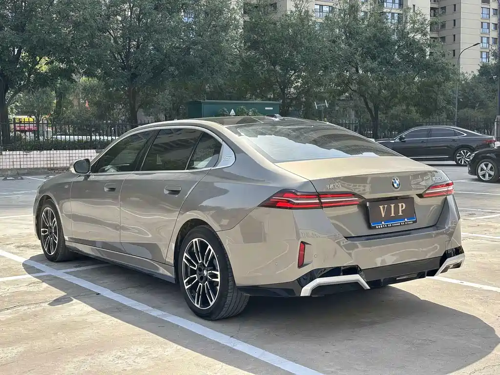 BMW 5 Series — миниатюра 7