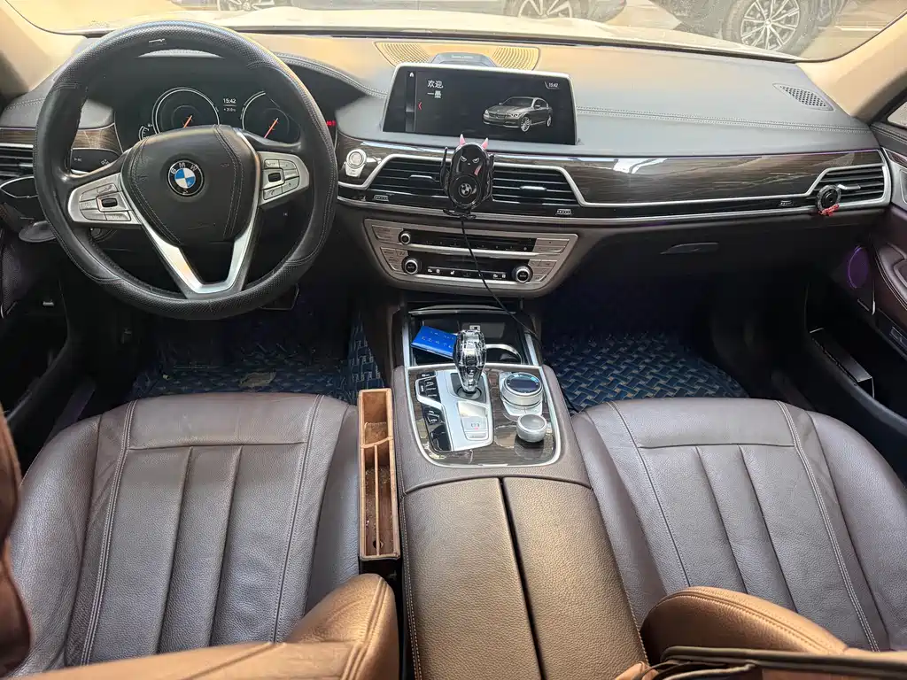 BMW 7 Series — миниатюра 12
