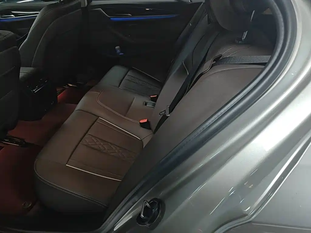BMW 5 Series — миниатюра 17