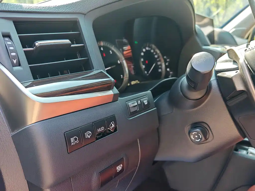 Lexus LX — миниатюра 9