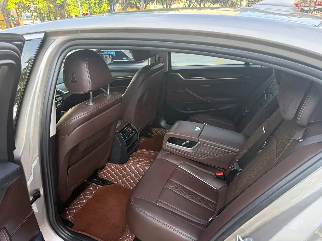 BMW 5 Series — миниатюра 13
