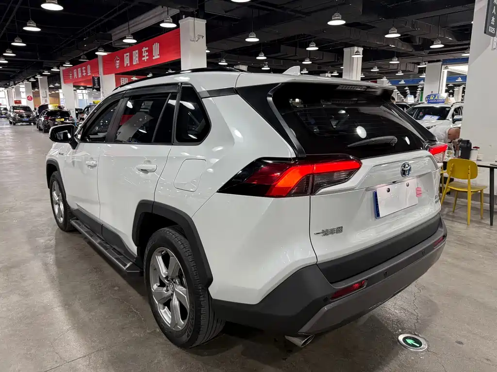 Toyota RAV4 — миниатюра 6