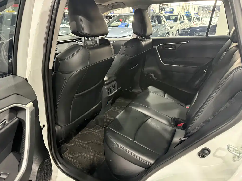 Toyota RAV4 — миниатюра 8