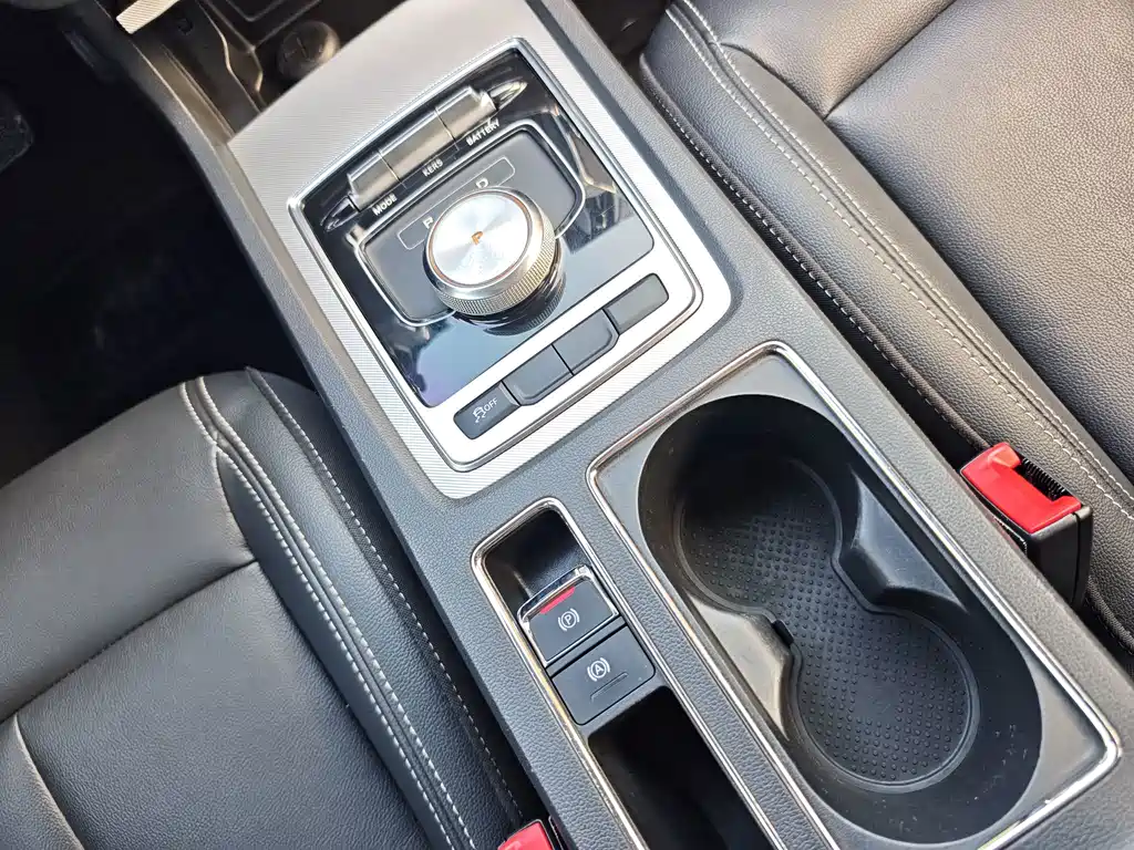 Roewe i6 New Energy — миниатюра 15