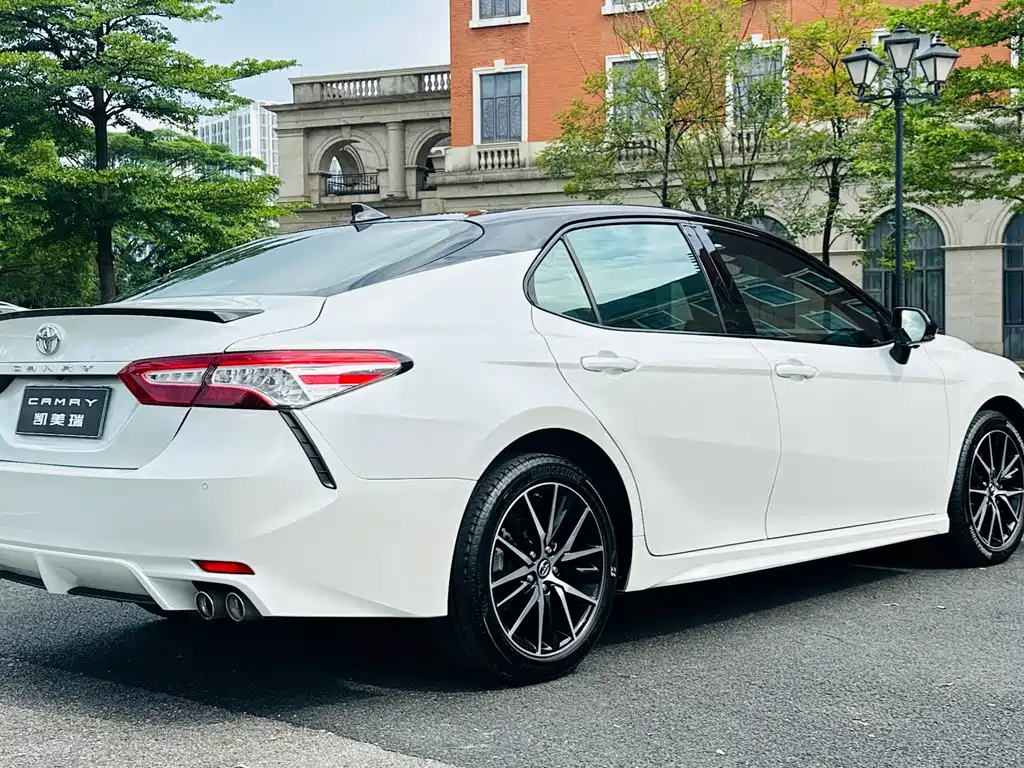 Toyota Camry — миниатюра 10
