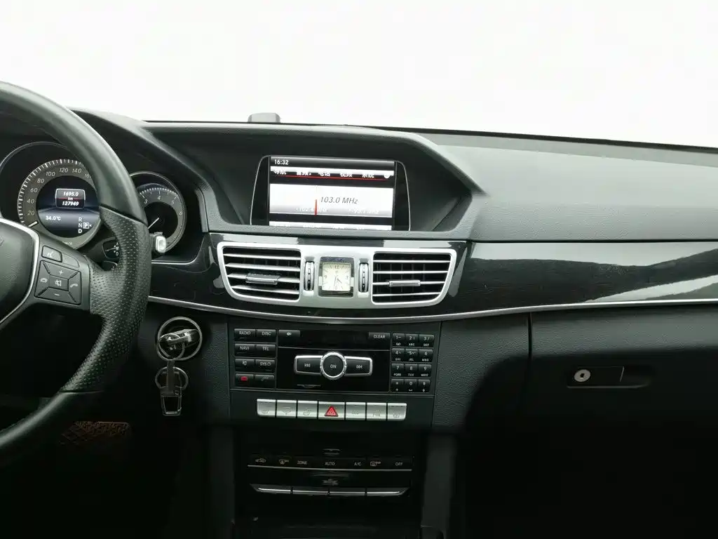 Mercedes-Benz E-Class — миниатюра 12