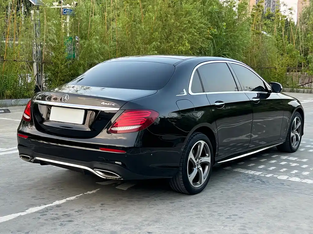 Mercedes-Benz E-Class — миниатюра 8