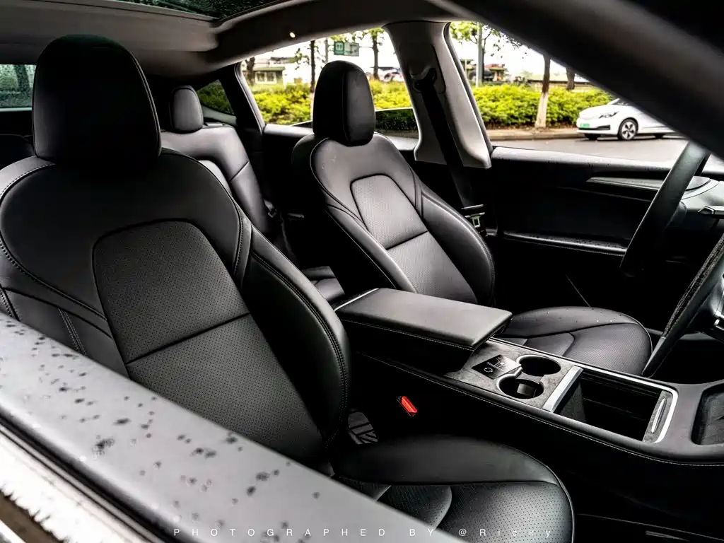 Tesla Model Y — миниатюра 9