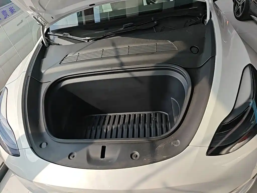 Tesla Model Y — миниатюра 20
