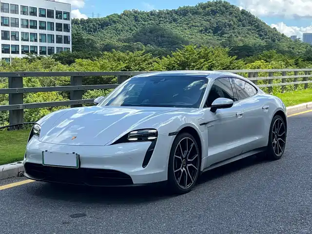 PORSCHE TAYCAN 2023