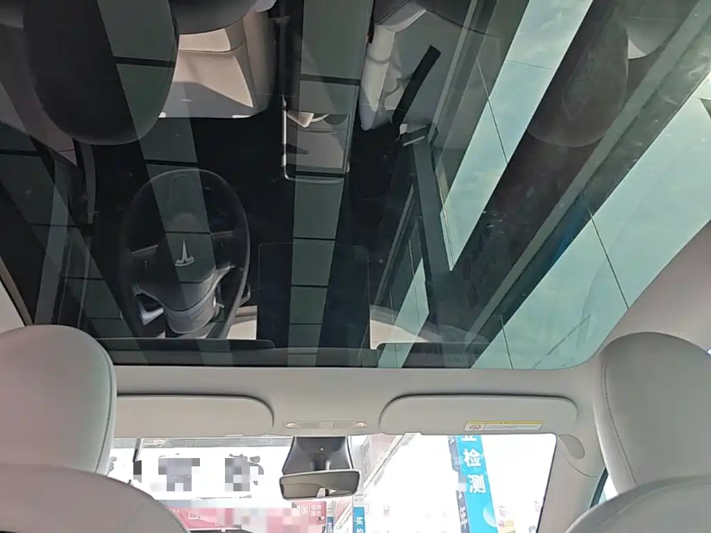 Tesla Model Y — миниатюра 18