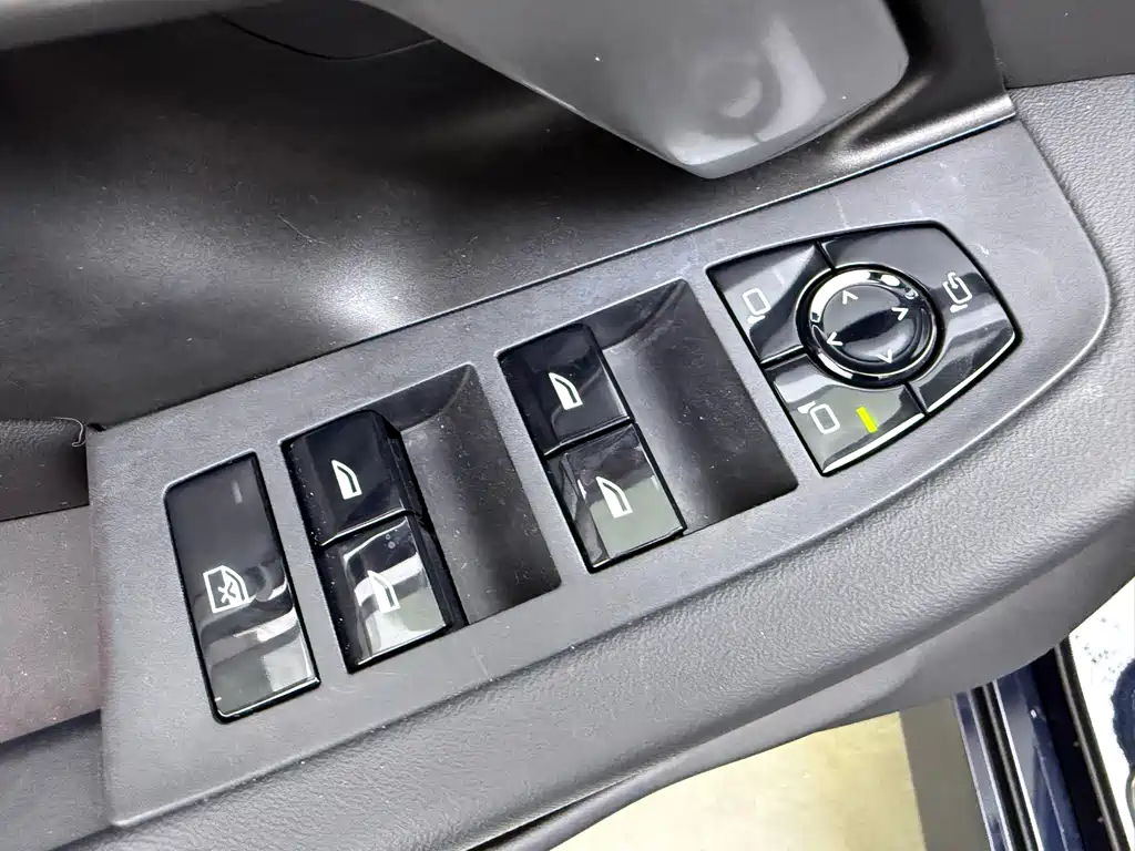 BMW 5 Series — миниатюра 27