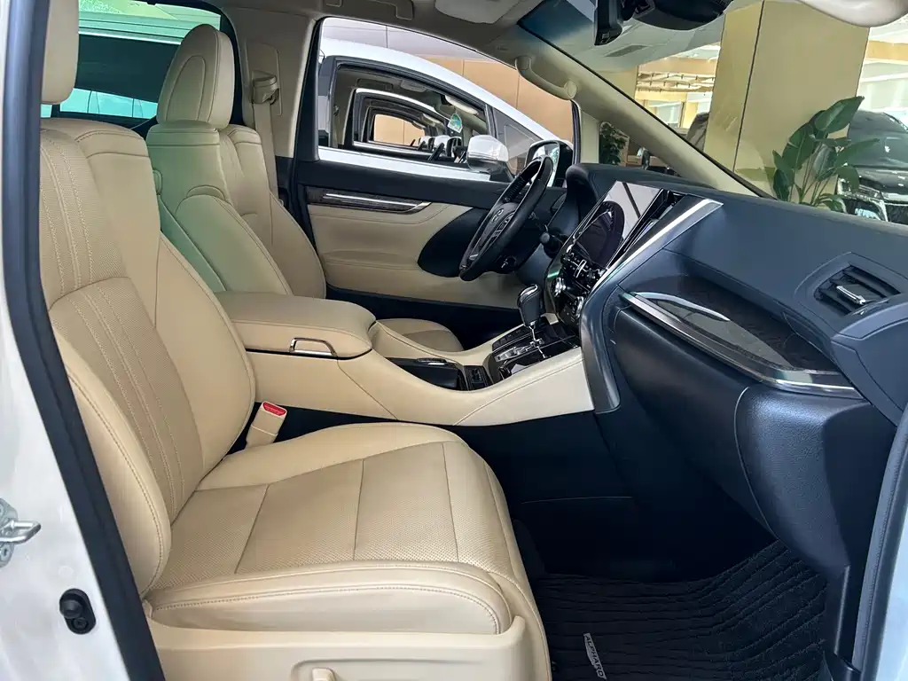 Toyota Alphard — миниатюра 7