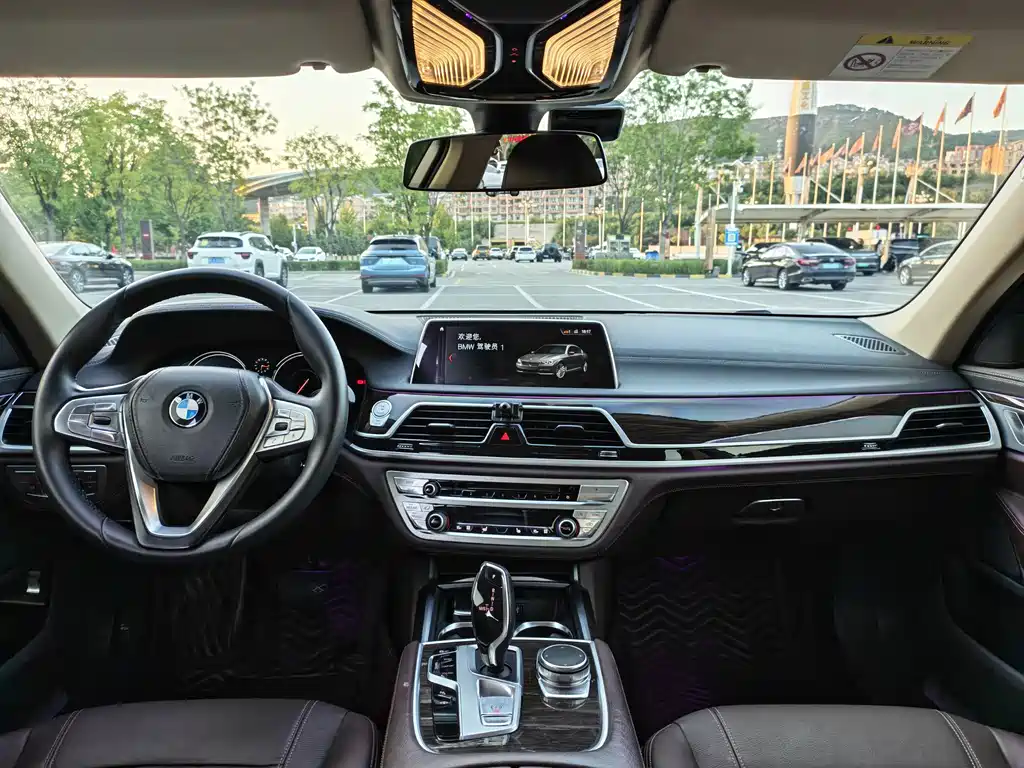 BMW 7 Series — миниатюра 6