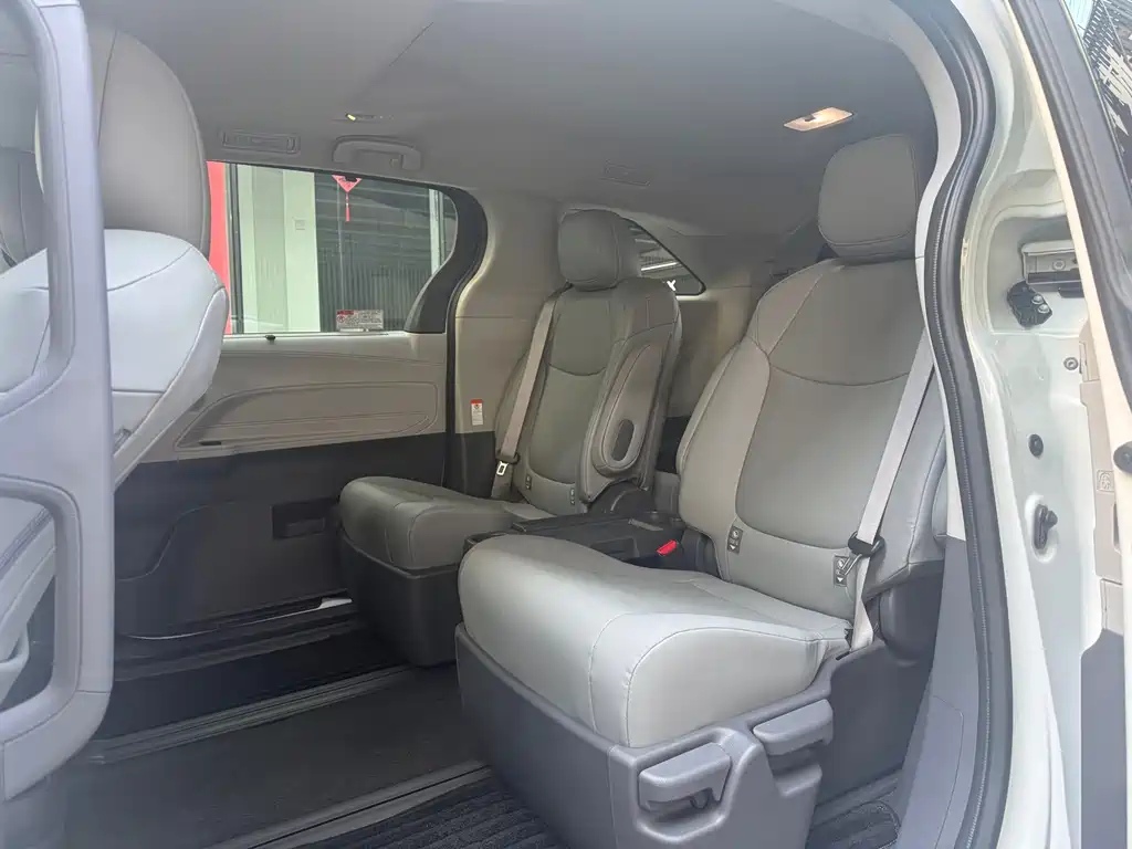 Toyota Granvia — миниатюра 7