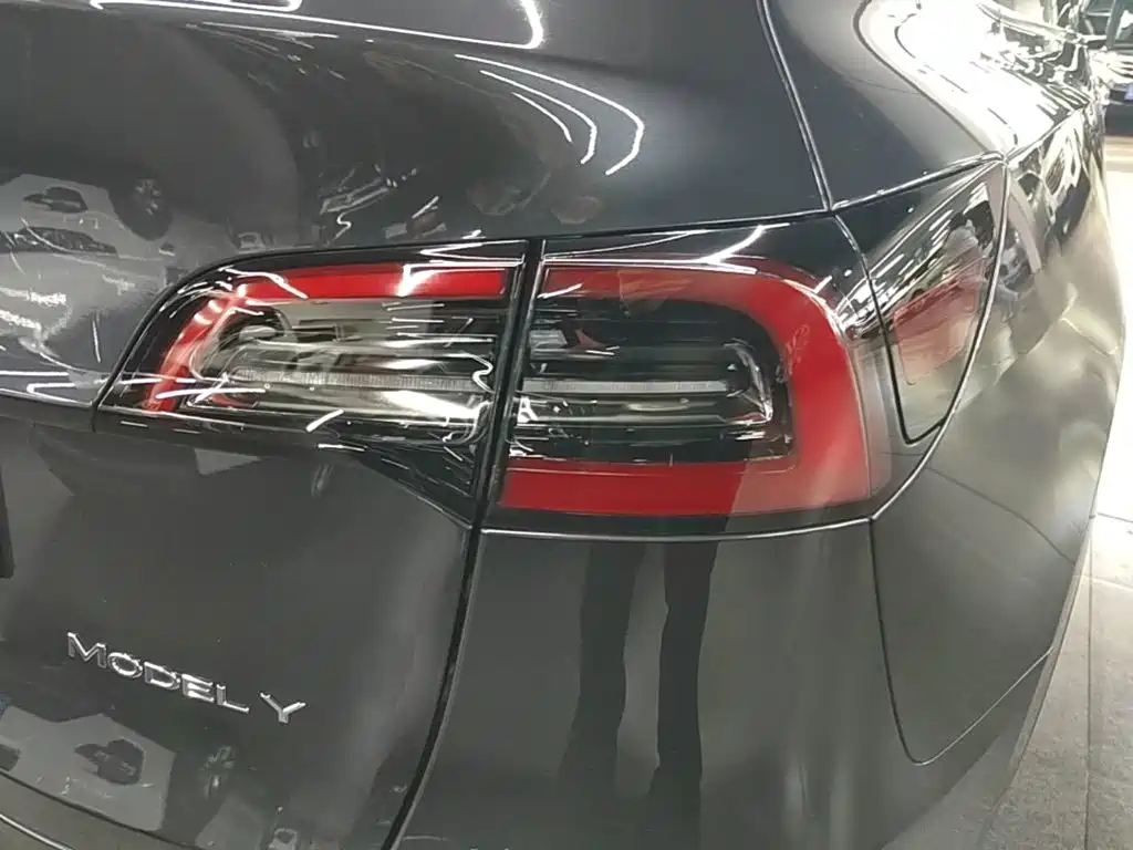 Tesla Model Y — миниатюра 8