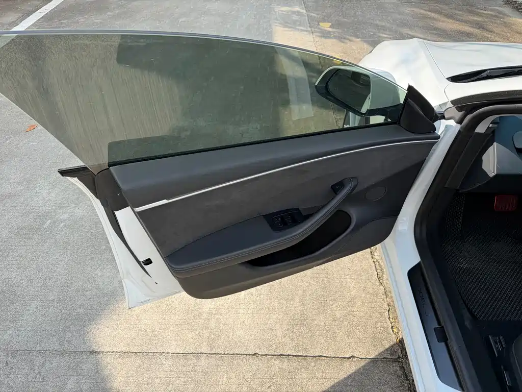 Tesla Model 3 — миниатюра 9