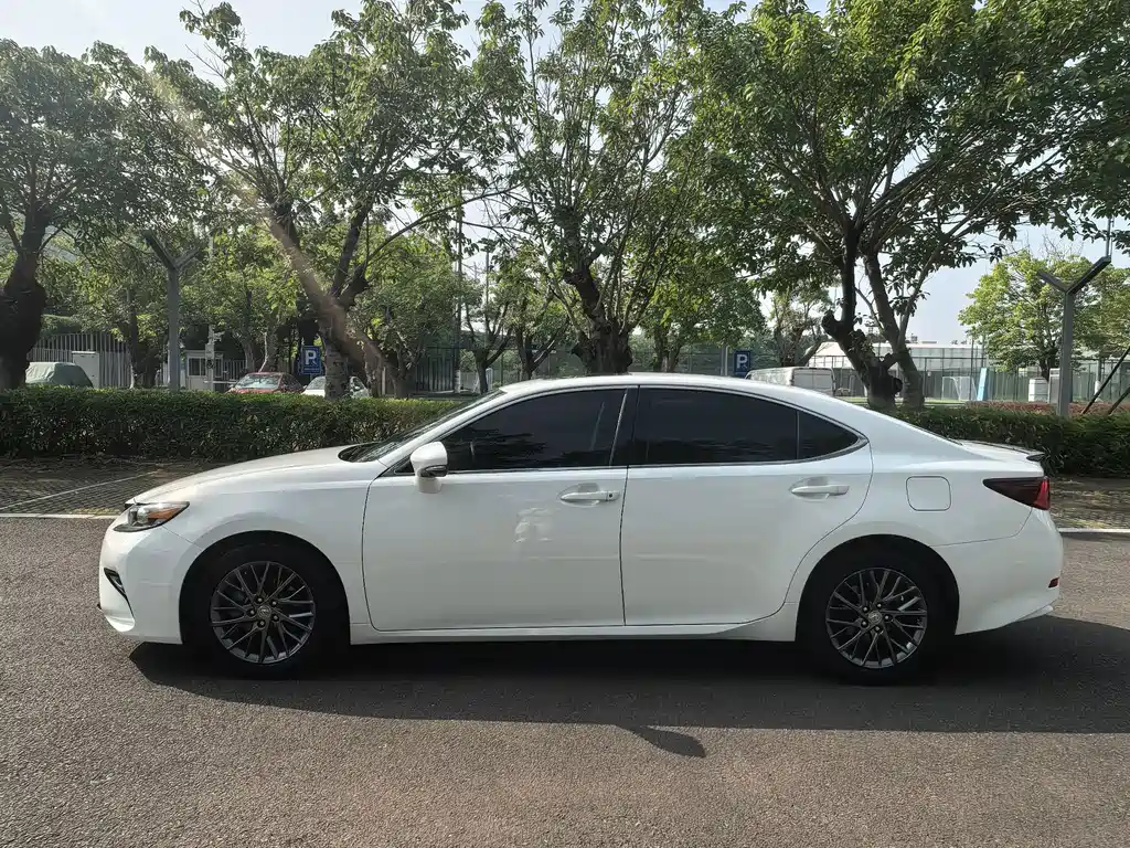Lexus ES — миниатюра 7