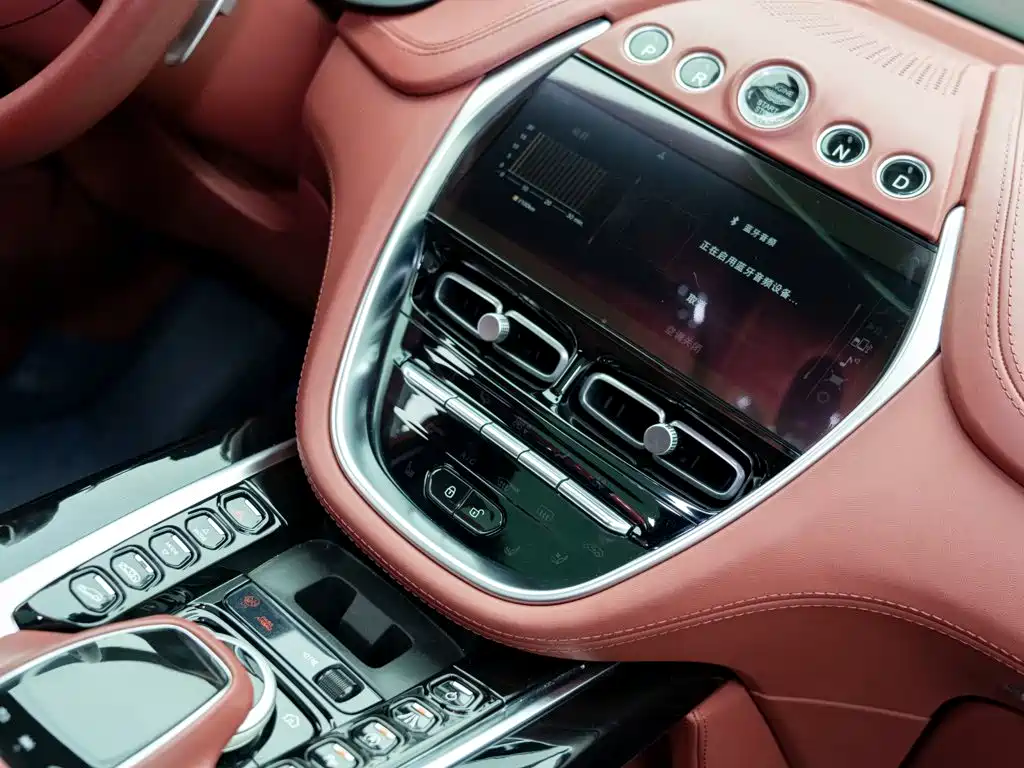 Aston Martin DBX — миниатюра 14