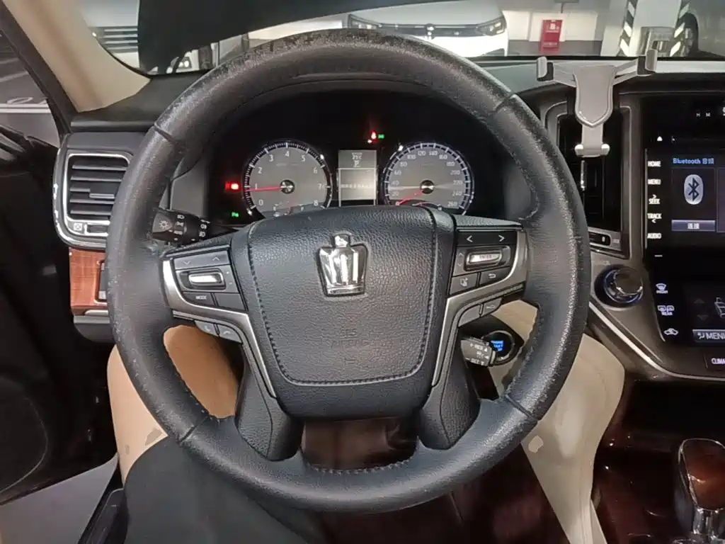 Toyota Crown — миниатюра 11