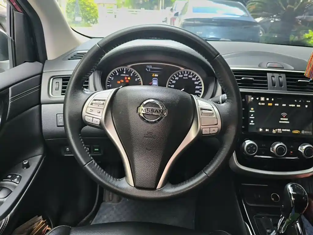 Nissan Tiida — миниатюра 3