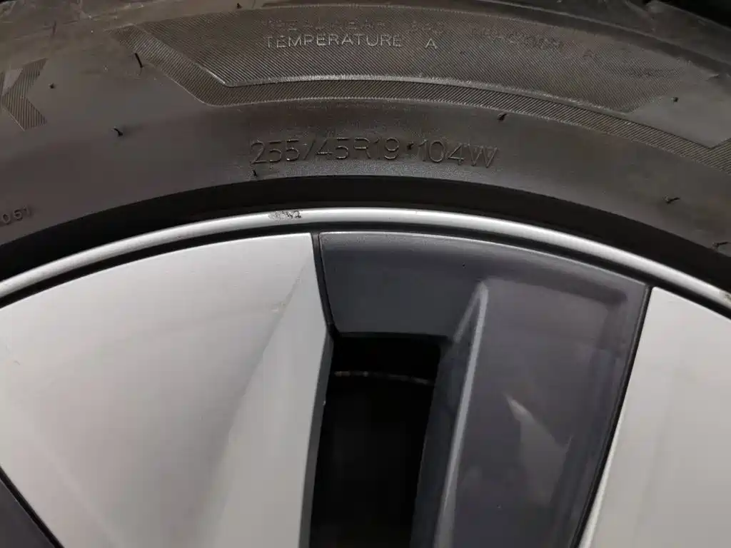 Tesla Model Y — миниатюра 24