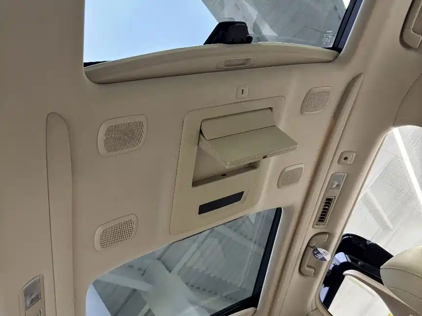 Toyota Alphard — миниатюра 2