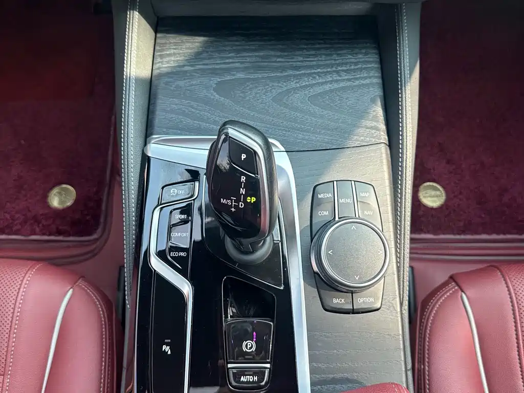 BMW 5 Series — миниатюра 12
