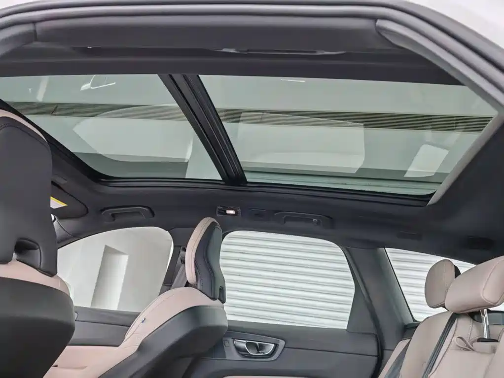 Volvo XC60 PHEV — миниатюра 13