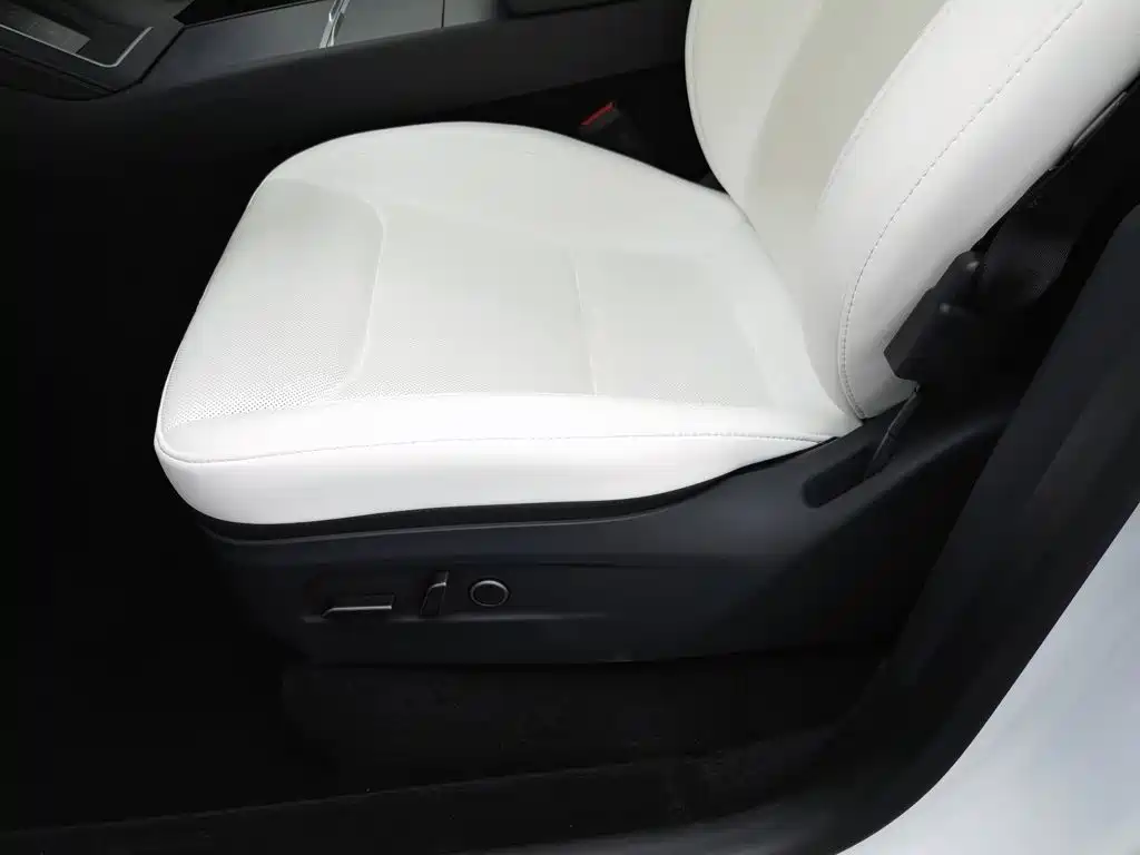 Tesla Model Y — миниатюра 20