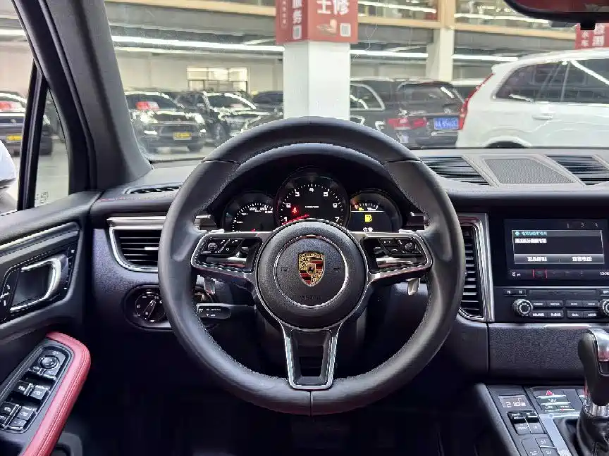 Porsche Macan — миниатюра 10