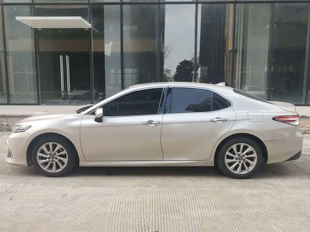 Toyota Camry — миниатюра 3