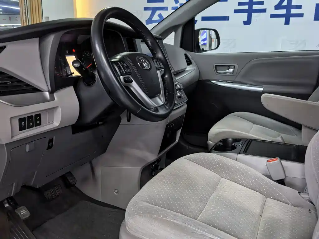 Toyota Sienna — миниатюра 4
