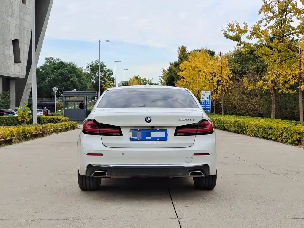 BMW 5 Series — миниатюра 13