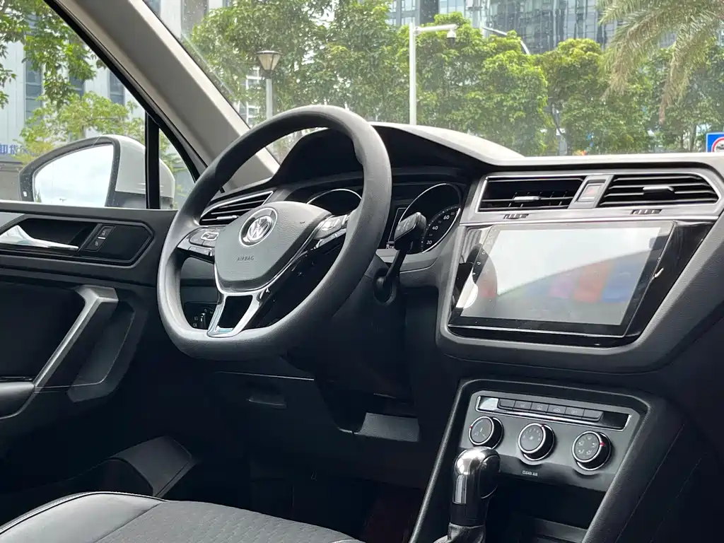 Volkswagen Tiguan L — миниатюра 12
