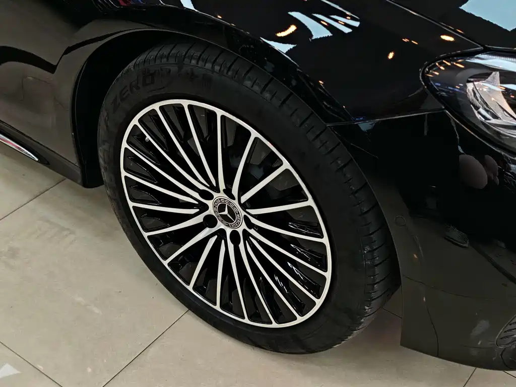 Mercedes-Benz E-Class — миниатюра 11